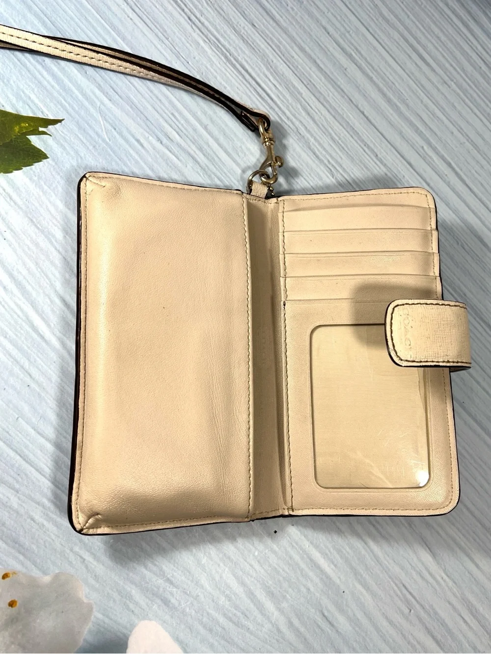 🌺 COACH CREAM LEATHER WRISTLET PHONE WALLET